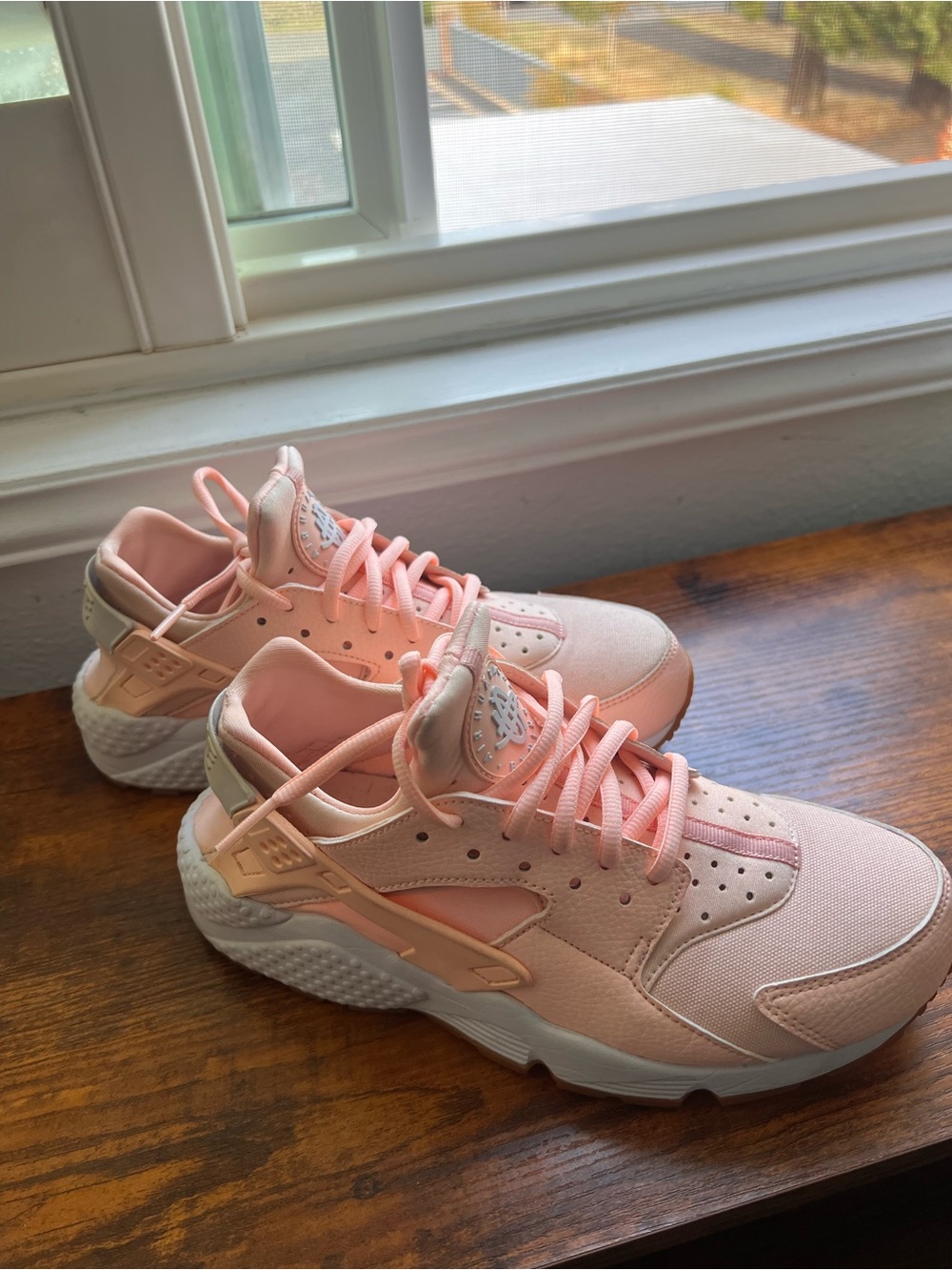 Nike women Air Huarache Run "Sunset Tint" in Light Pink and White